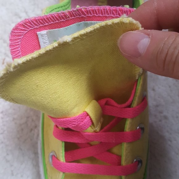VINTAGE CONVERSE ALL STAR COLOR: BRIGHT YELLOW, GREEEN THE LACES HOT PINK. - Picture 4 of 10